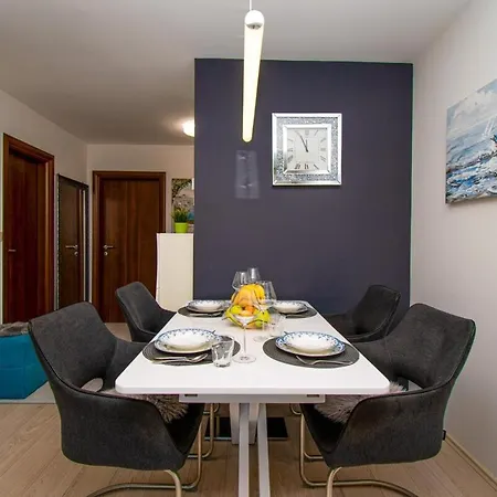 Modern Luka In Πούλα