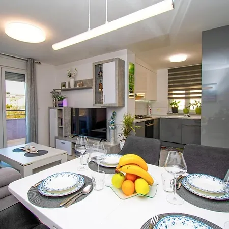 Apartment Modern Luka In
